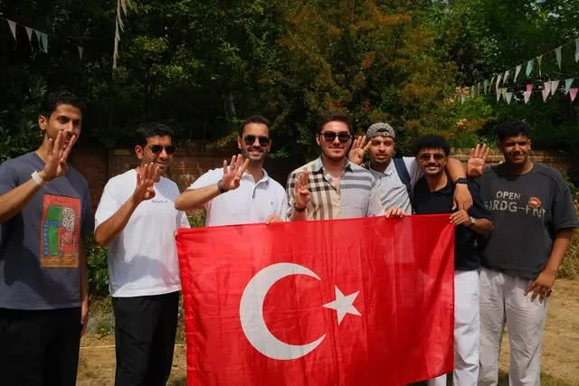 Efe Güneş, İngiltere'de arkadaşlarıyla Türk bayrağı tutarken