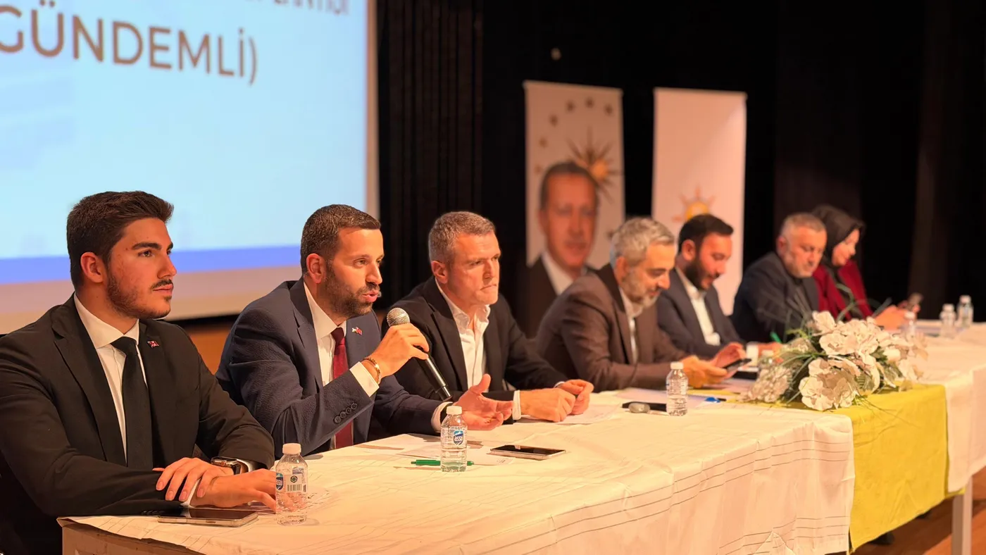 Efe Güneş, AK Parti Ataşehir toplantısında heyet masasında