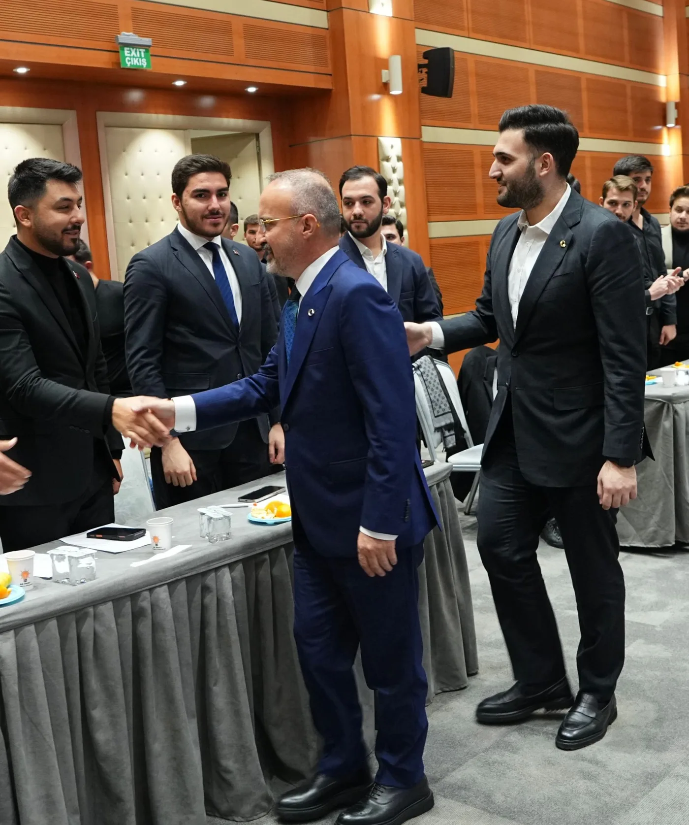 Efe Güneş, bir toplantı sonrası salonda tokalaşırken